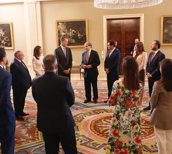 Sus Majestades los Reyes conversan con los asistentes a la audiencia